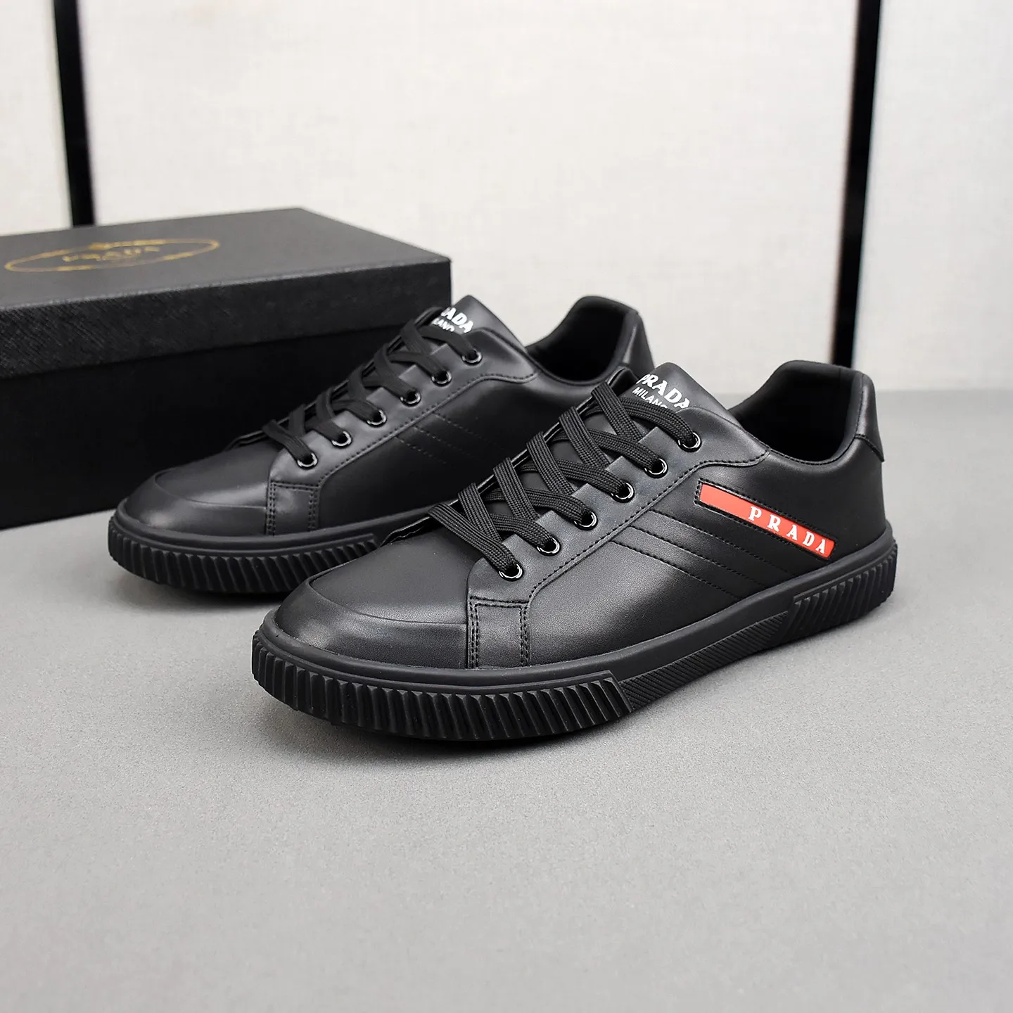 PP420👟👟👟Prada set off the audience! Prada, an international brand that is constantly innovating, this men's casual shoe, the original version, made of cowhide leather at a ratio of one to one at the store, with leather feet and rubber non-slip outsole, breathable and comfortable, quality speaks for itself👄38-44